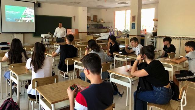 Fotografía de un taller de 'Verifica2' impartido por Cibervoluntarios.