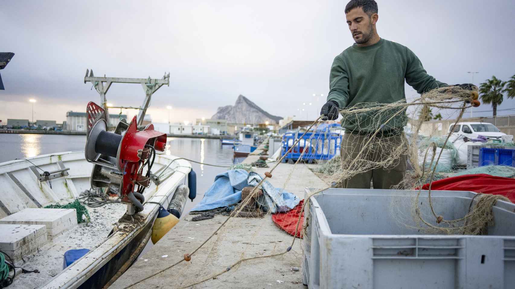 Jonathan, con el trasmallo, la red de pesca tradicional que utiliza.