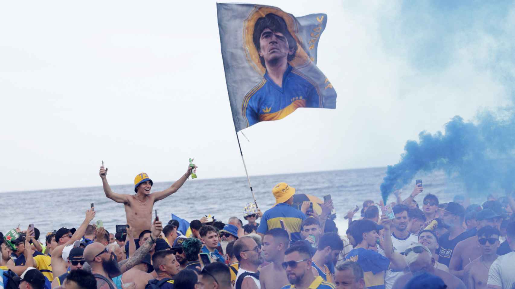 Los aficionados de Boca Juniors en la playa de Copacabana