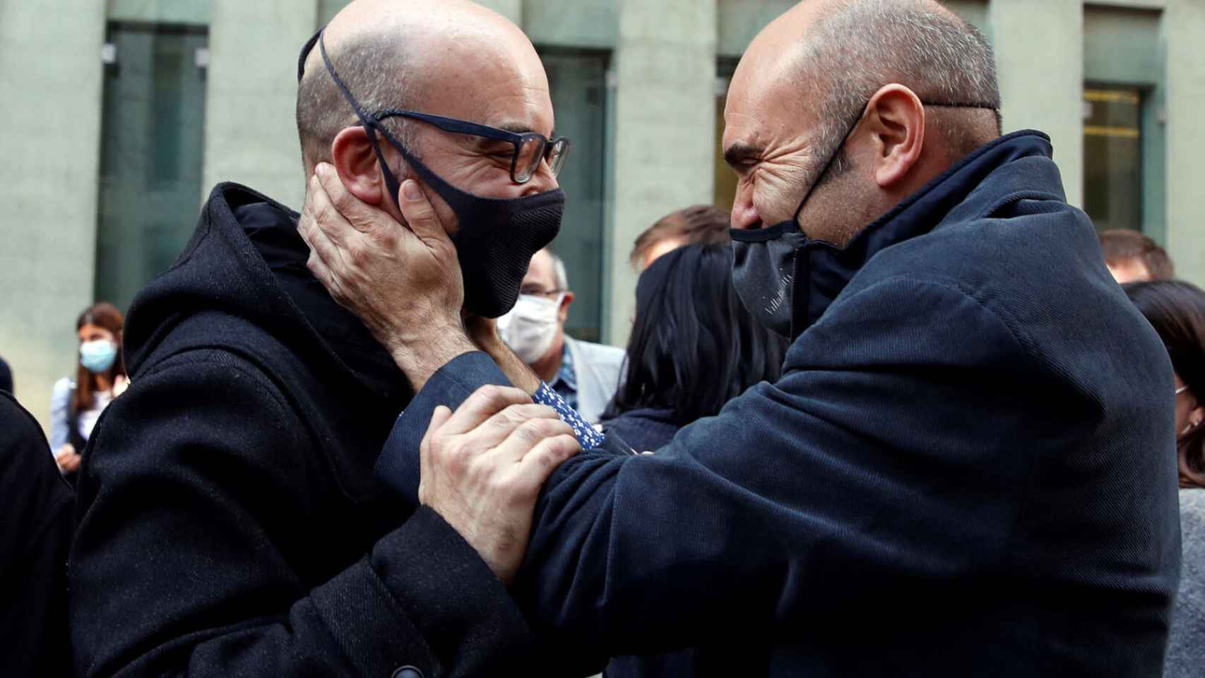 Xavier Vendrell junto al empresario Oriol Soler a la salida de un juzgado de Barcelona en 2020