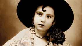 Carmen Navarro Valero de pequeña, con el tradicional sobrero cordobés.