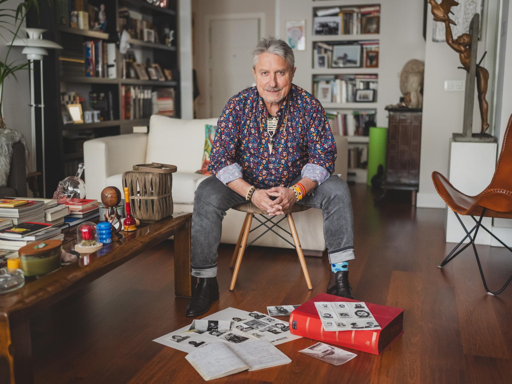 Melchor Miralles, en el salón de su casa, con la caja donde guarda sus recuerdos de la investigación de los GAL.