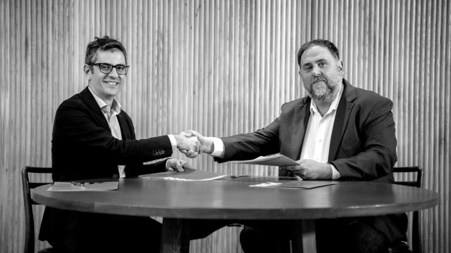 El ministro de Presidencia, Félix Bolaños, y el líder de ERC, Oriol Junqueras, firman el acuerdo para investir a Pedro Sánchez