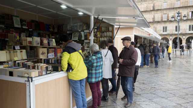 Jornada lluviosa en la apertura de la Feria del Libro Antiguo y de Ocasión de Salamanca