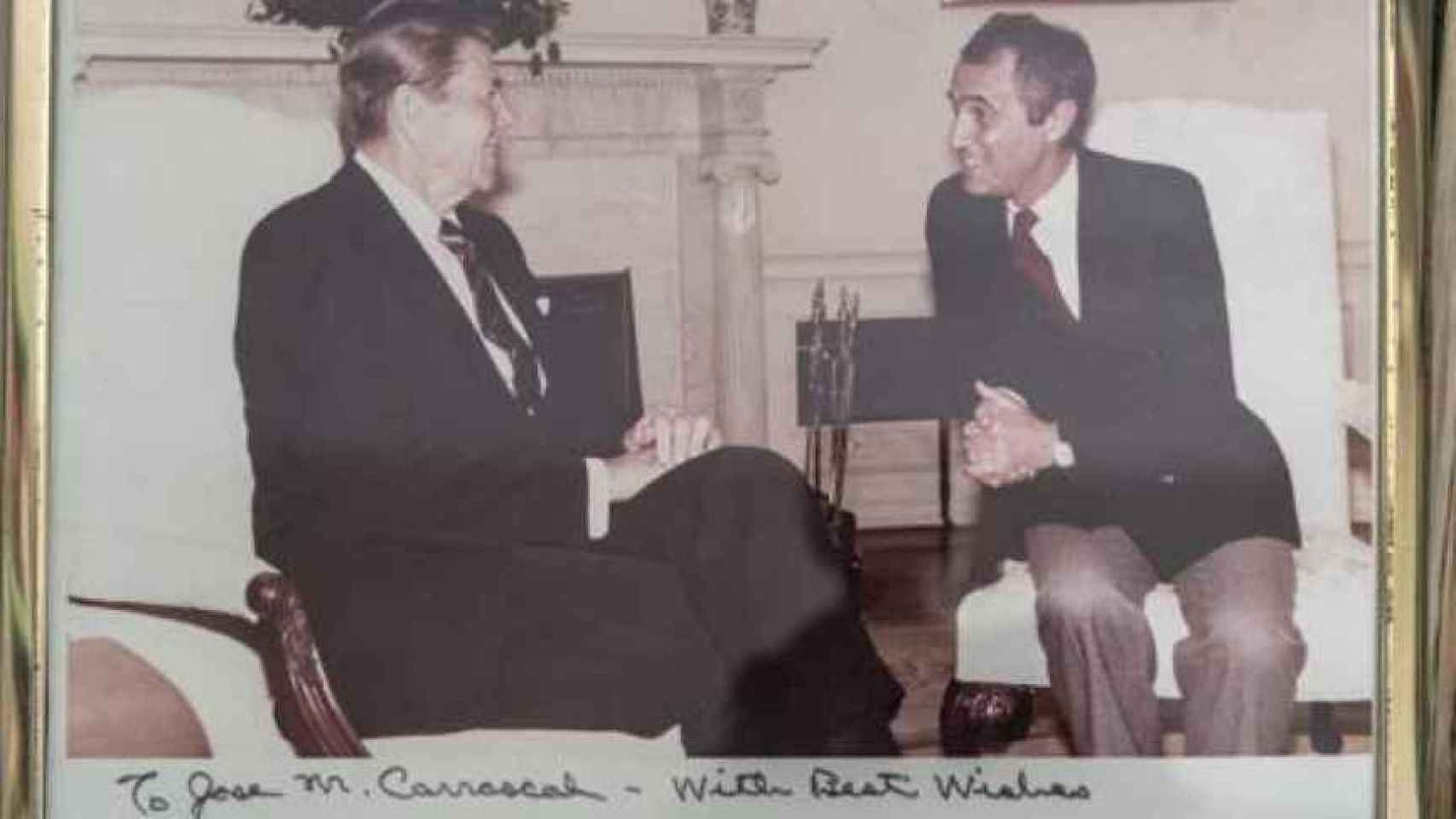 José María Carrascal en una foto junto a Ronald Reagan, a quien entrevistó durante su etapa en Nueva York.