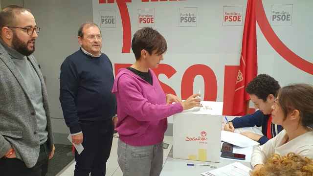 Isabel Rodríguez votando en Puertollano (Ciudad Real).