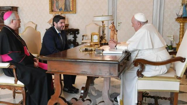 El obispo de Cartagena, José Manuel Lorca Planes, el presidente de Murcia, Fernando López Miras, y el Papa Francisco, en marzo, durante su audiencia en el Vaticano.