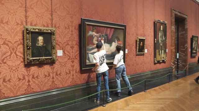 Dos activistas golpean con martillos una obra de Velázquez en la National Gallery de Londres.