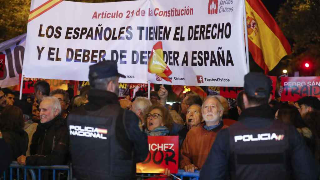 Policías en la sede nacional del PSOE en Ferraz