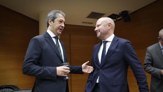 Vicente Barrera conversa con el diputado socialista Toni Gaspar, presidente de la comisión de Hacienda.