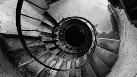 ¿Por qué las escaleras en los castillos están diseñadas en el sentido de las agujas del reloj?