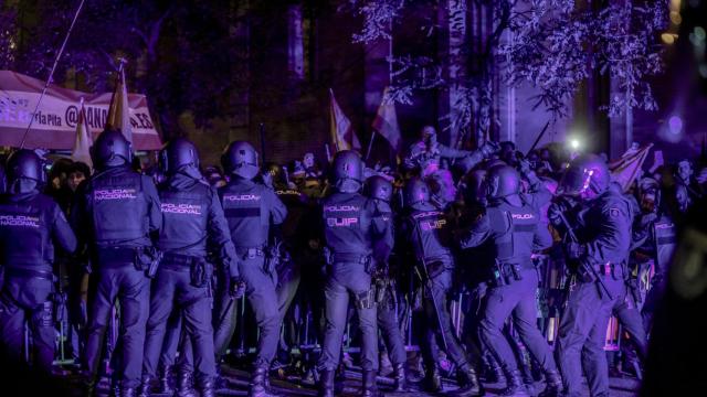 La Policía carga contra los manifestantes durante una concentración en contra de la amnistía, frente a la sede del PSOE en la calle Ferraz.