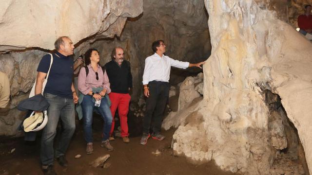 Visita al yacimiento de la Cova de L'Or en Beniarrés.