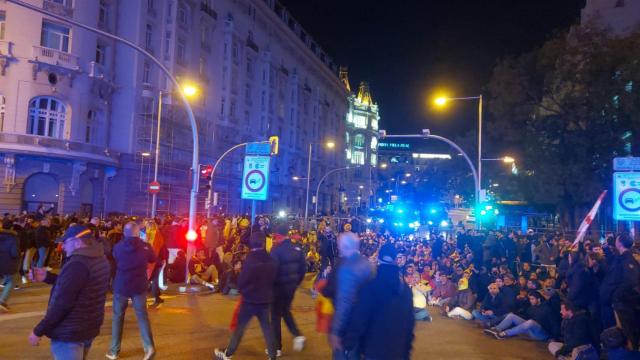 Los radicales protagonizan una sentada en la Carrera de San Jerónimo