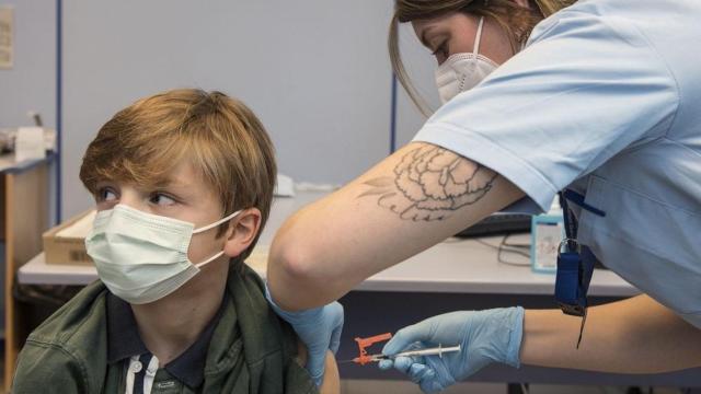 Una enfermera vacuna a un menor en Vitoria durante la pandemia de la Covid-19.