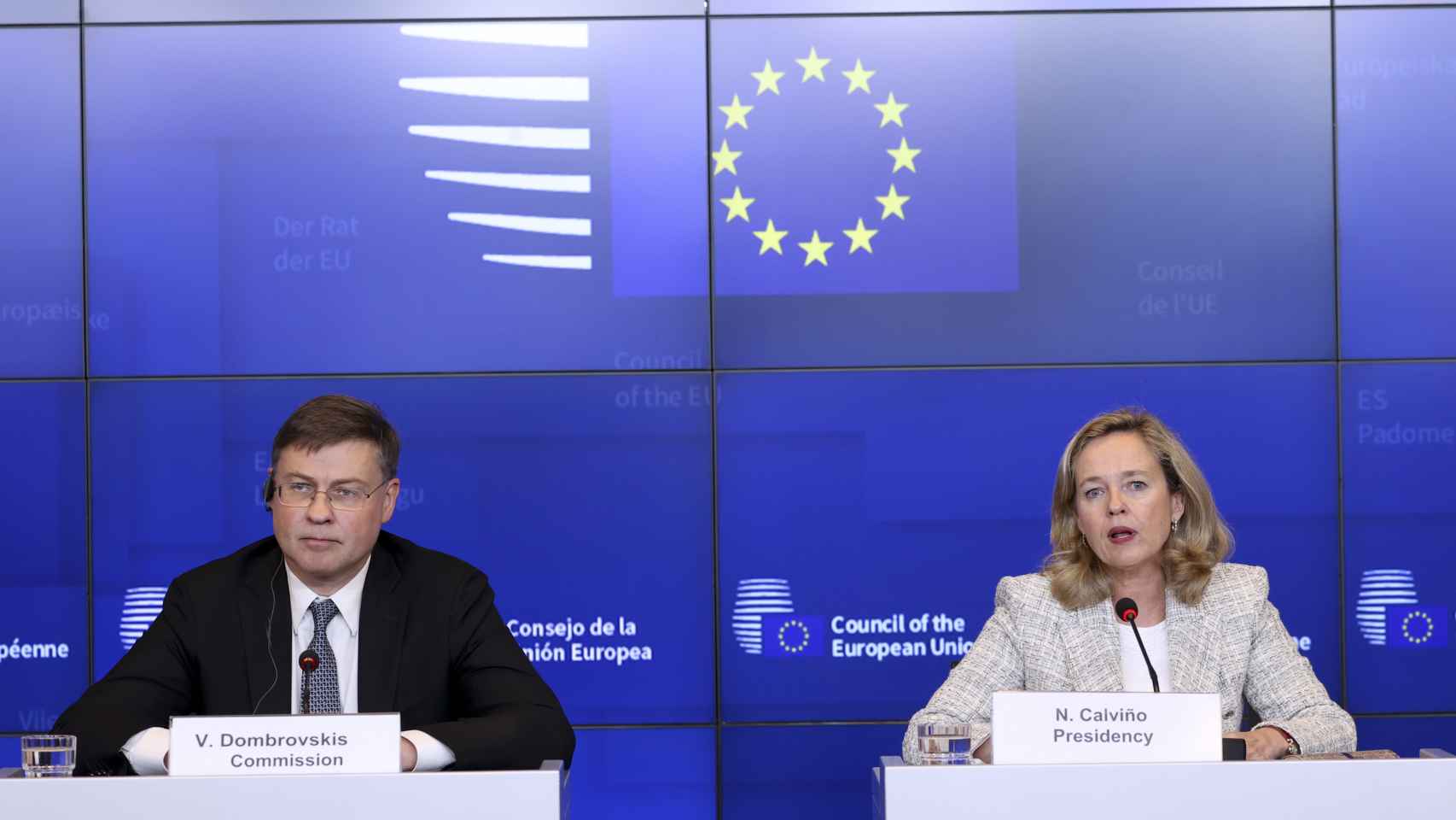 El vicepresidente económico de la Comisión, Valdis Dombrovskis, y la vicepresidenta primera en funciones, Nadia Calviño, durante la última reunión del Ecofin