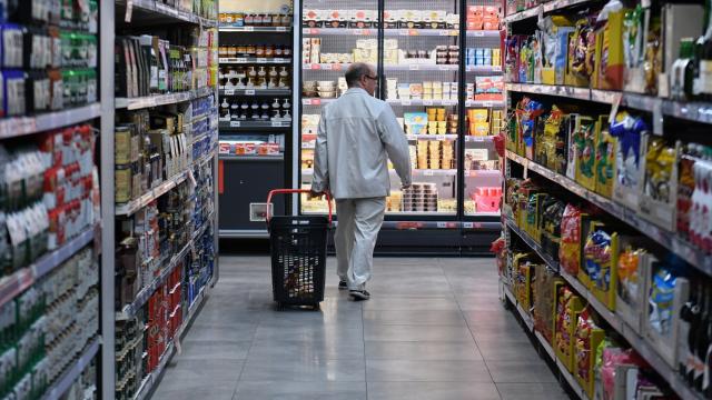 Una persona hace la compra en la tienda Dia de Núñez de Balboa, Madrid.