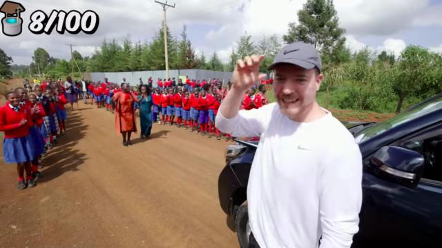 Captura del vídeo de MrBeast en el que explica su inversión en África.