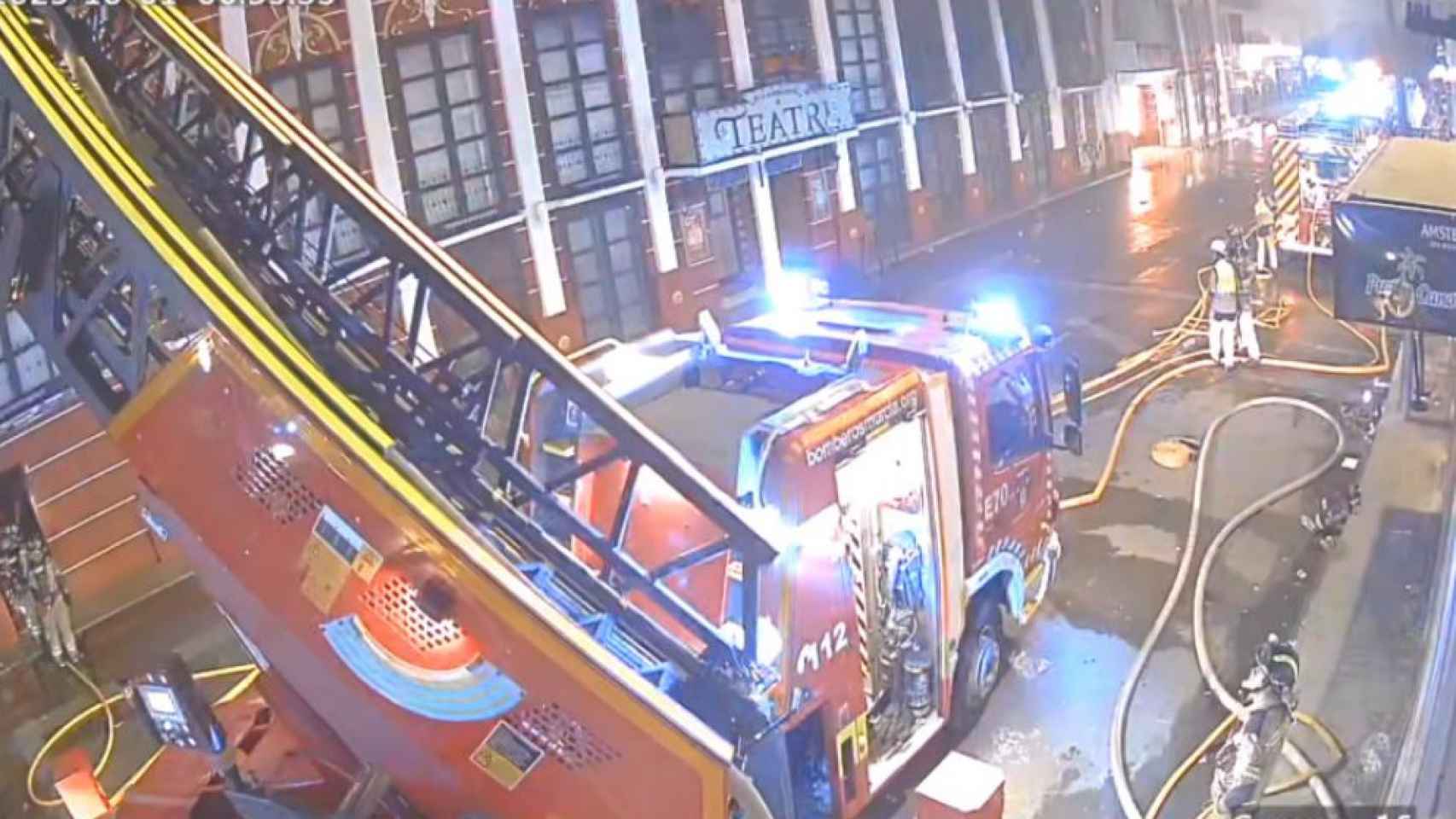 Las cámaras de seguridad filmaron el despliegue de camiones de bomberos para sofocar el incendio de Teatre y Fonda Milagros.