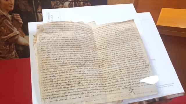Uno de los seis documentos medievales recuperados por la Guardia Civil