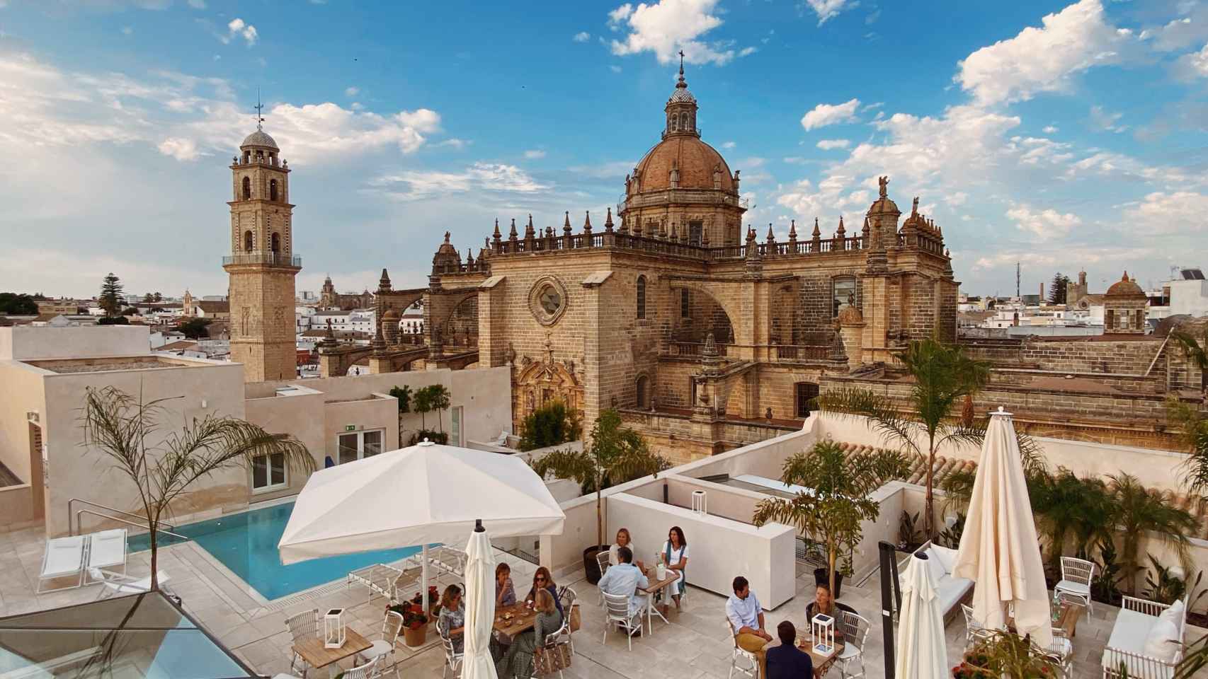 Este es el Mejor Hotel Enoturístico de España (donde puedes ‘tocar’ la catedral desde la piscina)