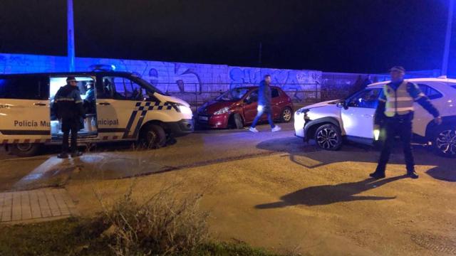 Los dos vehículos colisionados, junto con la Policía Local, en el camino viejo de Villaralbo