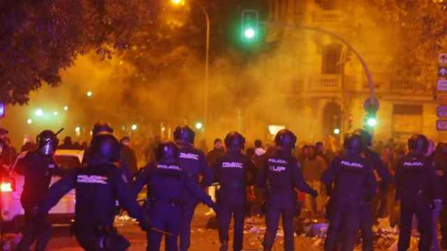 Miembros de la UIP de la Policía utilizando gas lacrimógeno en las protestas de Madrid contra el PSOE