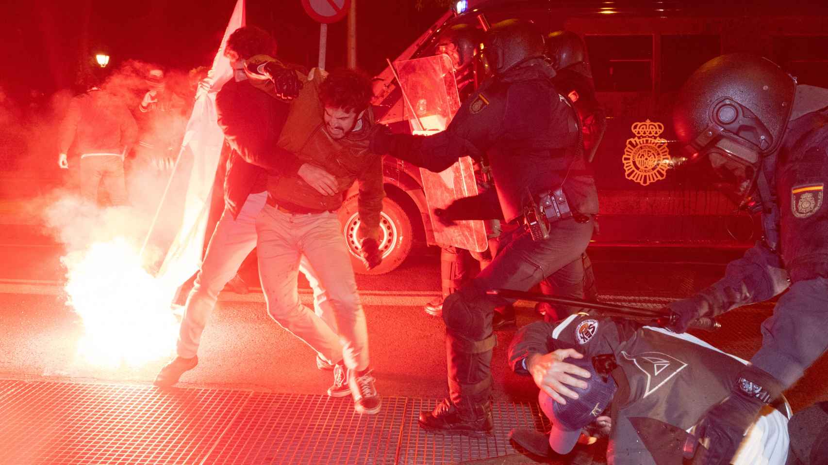 Policías y manifestantes se enfrentan enfrente de la sede del PSOE en la calle Ferraz.