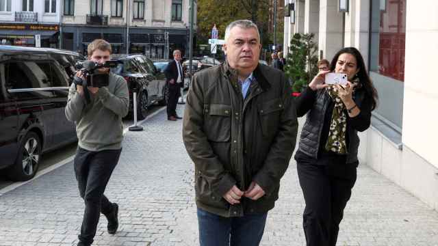 El número tres del PSOE, Santos Cerdán, perseguido por la prensa en una de las escasas ocasiones en que ha abandonado su hotel en Bruselas desde el domingo