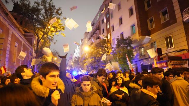 Los asistentes reparten propaganda en la manifestación de Ferraz.