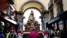 Imagen de una procesión con la Virgen de la Almudena
