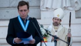 El alcalde de Madrid, José Luis Martínez-Almeida, y el arzobispo de Madrid, José Cobo, durante la misa, en la catedral de la Almudena.