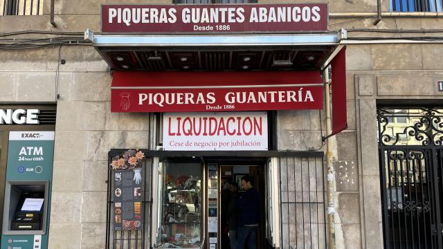 Guantes Piqueras, el comercio de 140 años de la Plaza de la Reina que echa el cierre. Raquel Granell