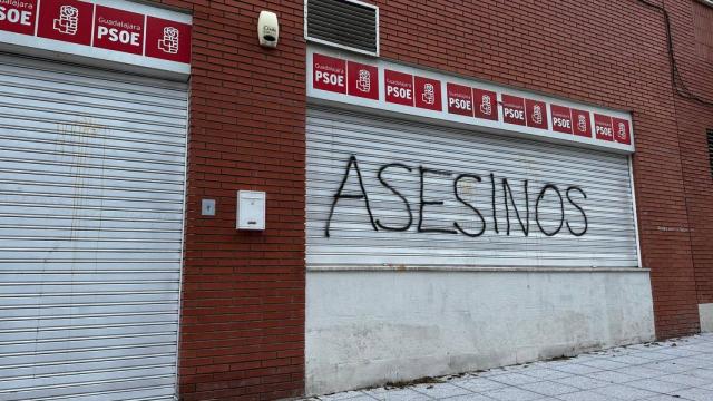 Pintada en la sede del PSOE de Guadalajara.