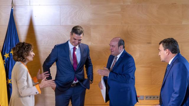 Pedro Sánchez y María Jesús Montero (PSOE) firman con Andoni Ortuzar y Aitor Esteban (PNV) el acuerdo para la investidura.