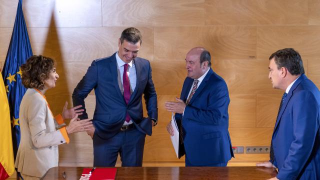 Pedro Sánchez y María Jesús Montero (PSOE) firman con Andoni Ortuzar y Aitor Esteban (PNV) el acuerdo para la investidura.