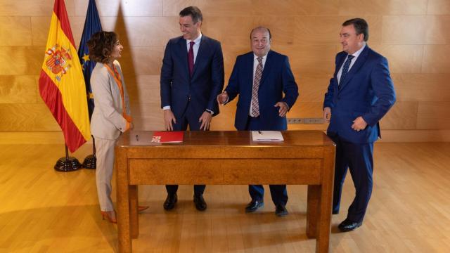 La ministra de Hacienda en funciones y vicesecretaria general del PSOE, María Jesús Montero; el presidente del Gobierno en funciones y candidato a la reelección; Pedro Sánchez; el presidente del EBB del PNV, Andoni Ortuzar, y el portavoz del PNV en el Congreso, Aitor Esteban.