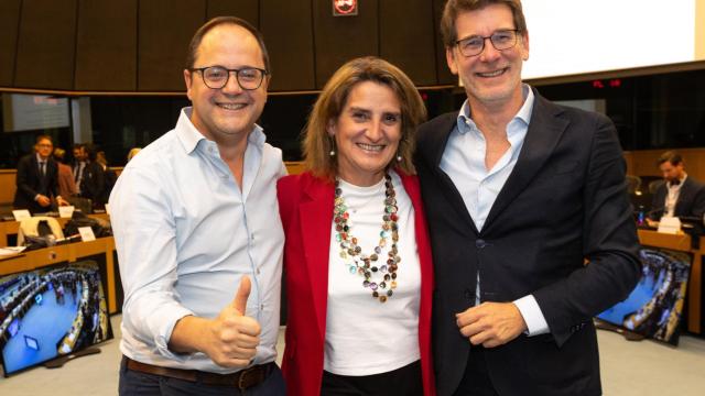 La vicepresidenta tercera, Teresa Ribera, y los ponentes parlamentarios, César Luena y Pascal Canfin, celebran el acuerdo sobre la Ley de Restauración de la Naturaleza