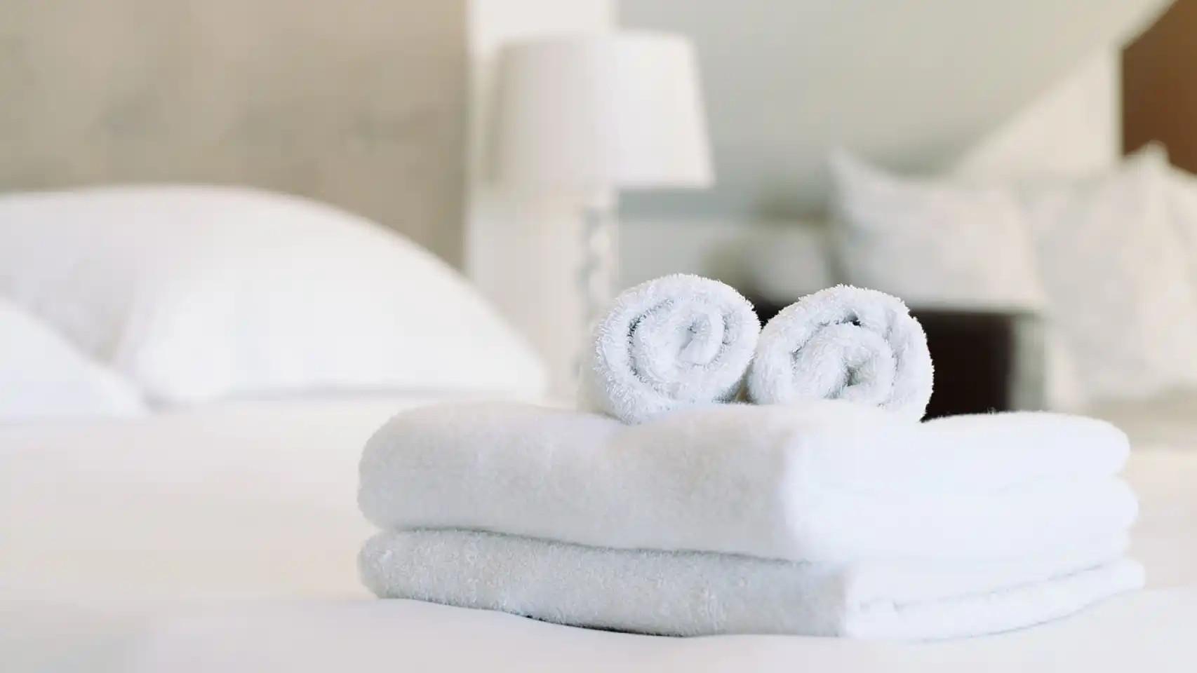 El remedio casero que te permitirá suavizar las toallas de tu baño para  siempre