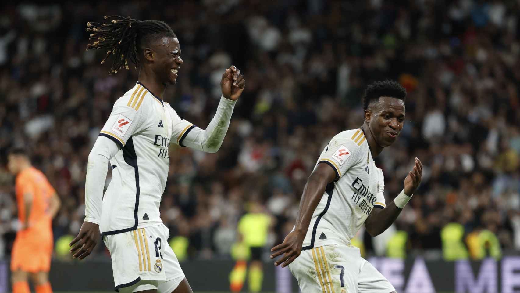Vinicius y Camavinga celebran un gol en el Santiago Bernabéu