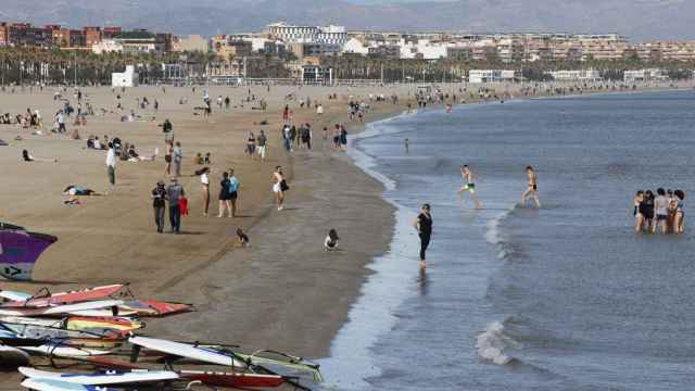 Las playas de Valencia llenas de gente este sábado por las altas temperaturas para noviembre.