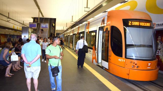 La Generalitat destaca el aumento de pasajeros en el TRAM respecto al 2022.