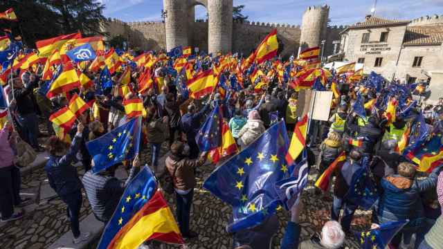 Concentración del PP en Ávila por la igualdad de los españoles y contra la amnistía (1)