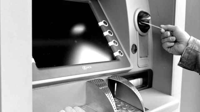 Imagen de una persona usando un cajero automático.