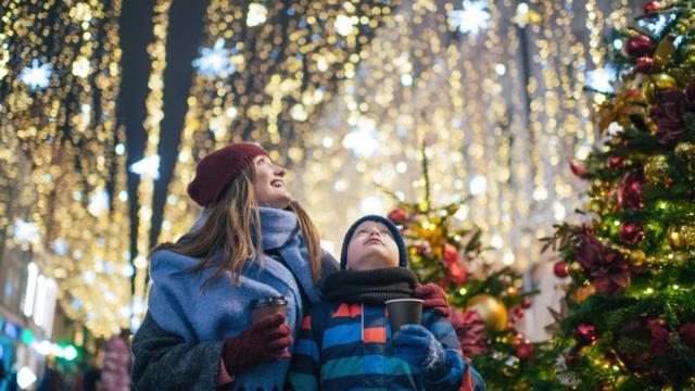 Imagen de archivo de una madre disfrutando de la Navidad con su hijo.