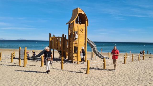 Los nuevos juegos en la playa de San Juan de Alicante.