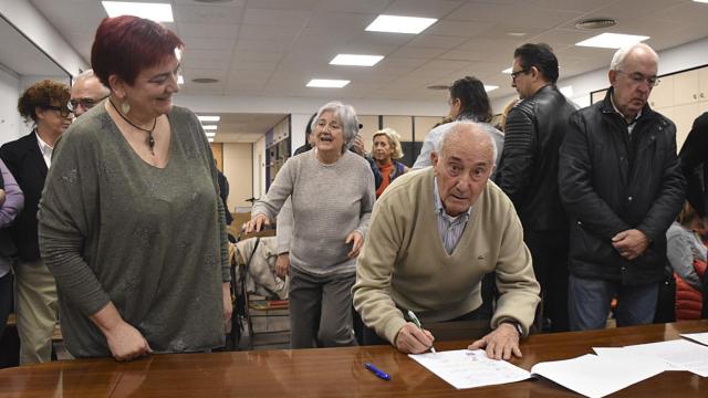 Martín Rodríguez, del Colectivo Indignado, firmando el manifiesto