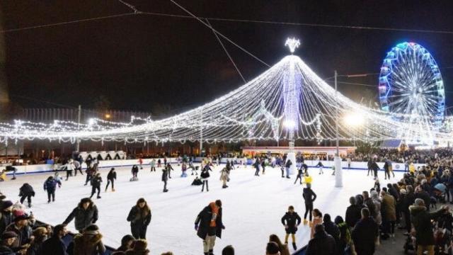 El Ayuntamiento comienza a instalar una Feria de Navidad en el recinto ferial que abrirá en noviembre.