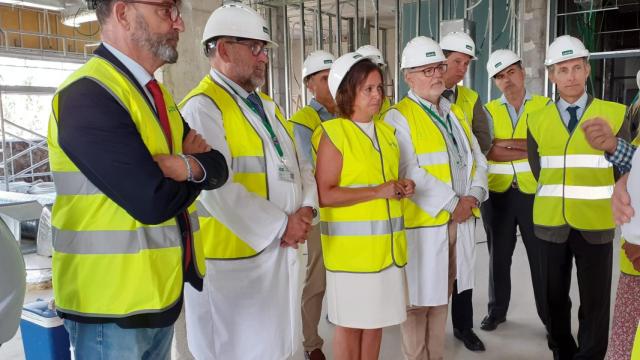 Una visita de la consejera de Salud y Consumo, Catalina García, a las obras del Hospital Clínico Universitario.