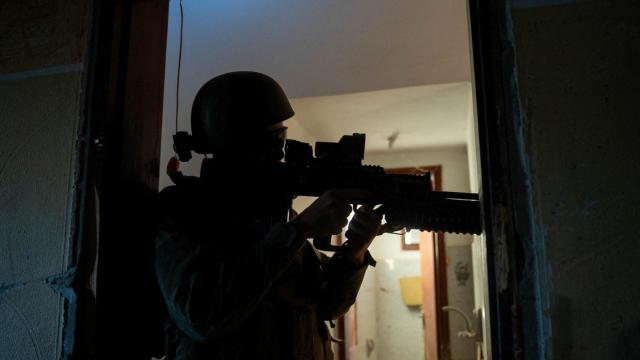 Un soldado israelí toma posición durante una operación en Gaza.